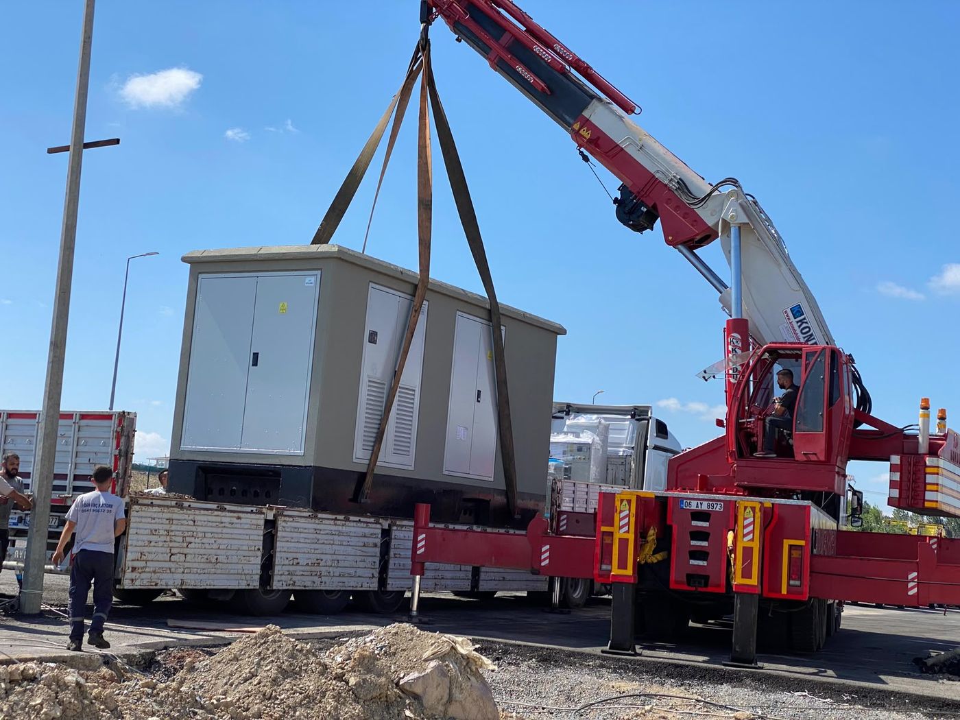 Trafo yerleşimi ve vinç ile montaj